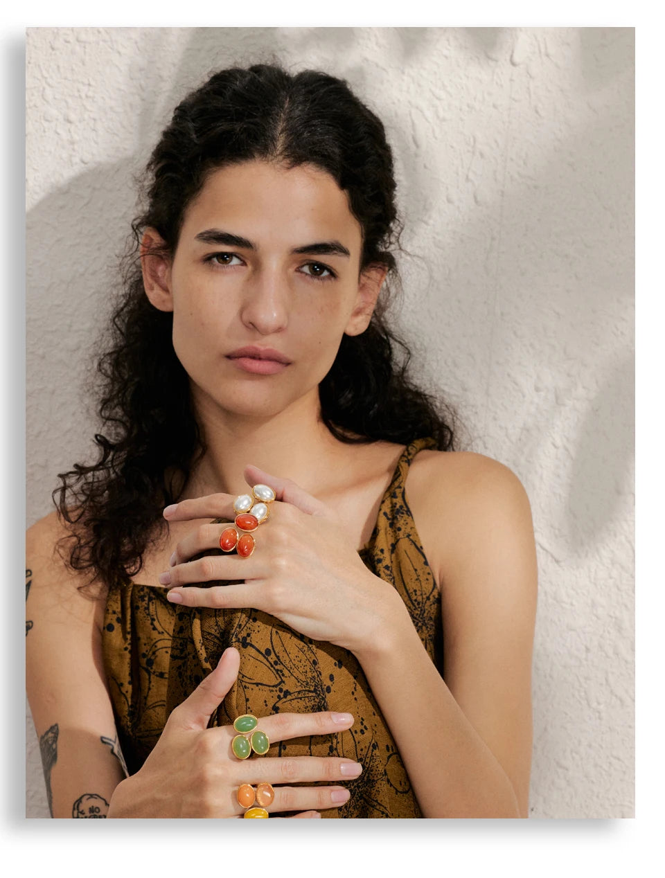 Pearl shell natural stone ring in 18K gold-plated stainless steel with pearl and natural stone.