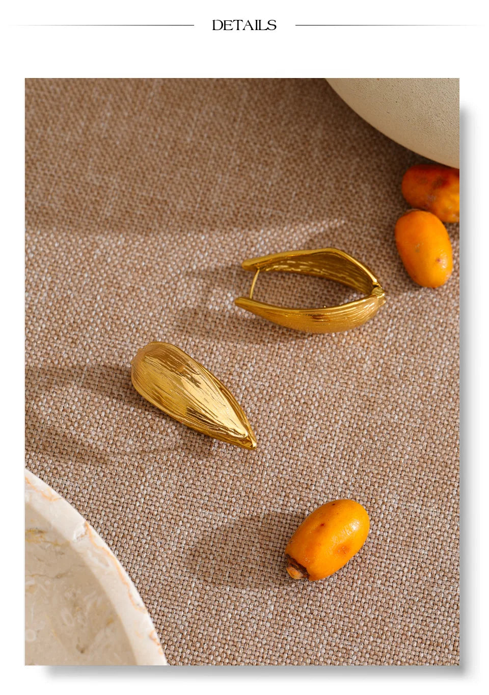 Geometric earrings in gold-plated stainless steel.