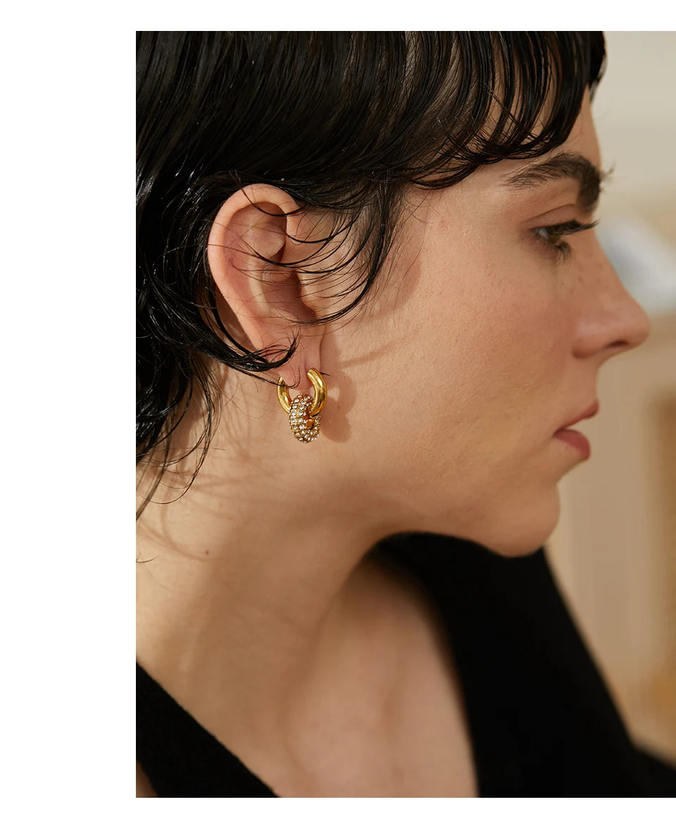 Cubic zirconia geometric earrings in 18K gold-plated stainless steel with cubic zirconia.