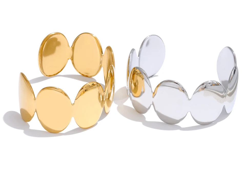 Geometric bracelet in gold-plated stainless steel.
