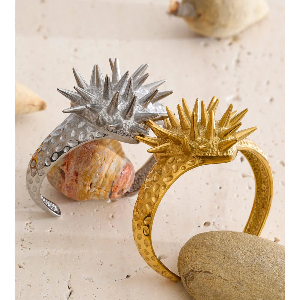 Heart geometric bracelet in gold-plated stainless steel.