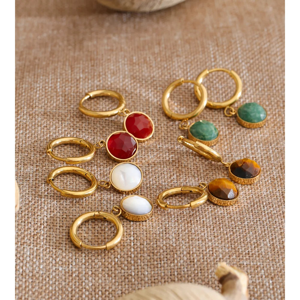 Red natural stone geometric earrings in gold-plated stainless steel with natural stone.