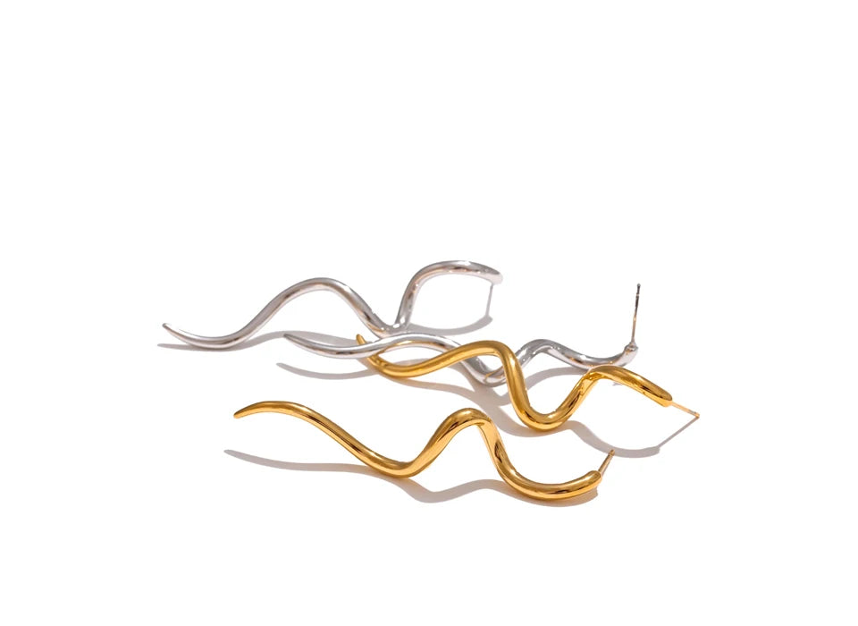 Minimalist geometric earrings in gold-plated stainless steel.