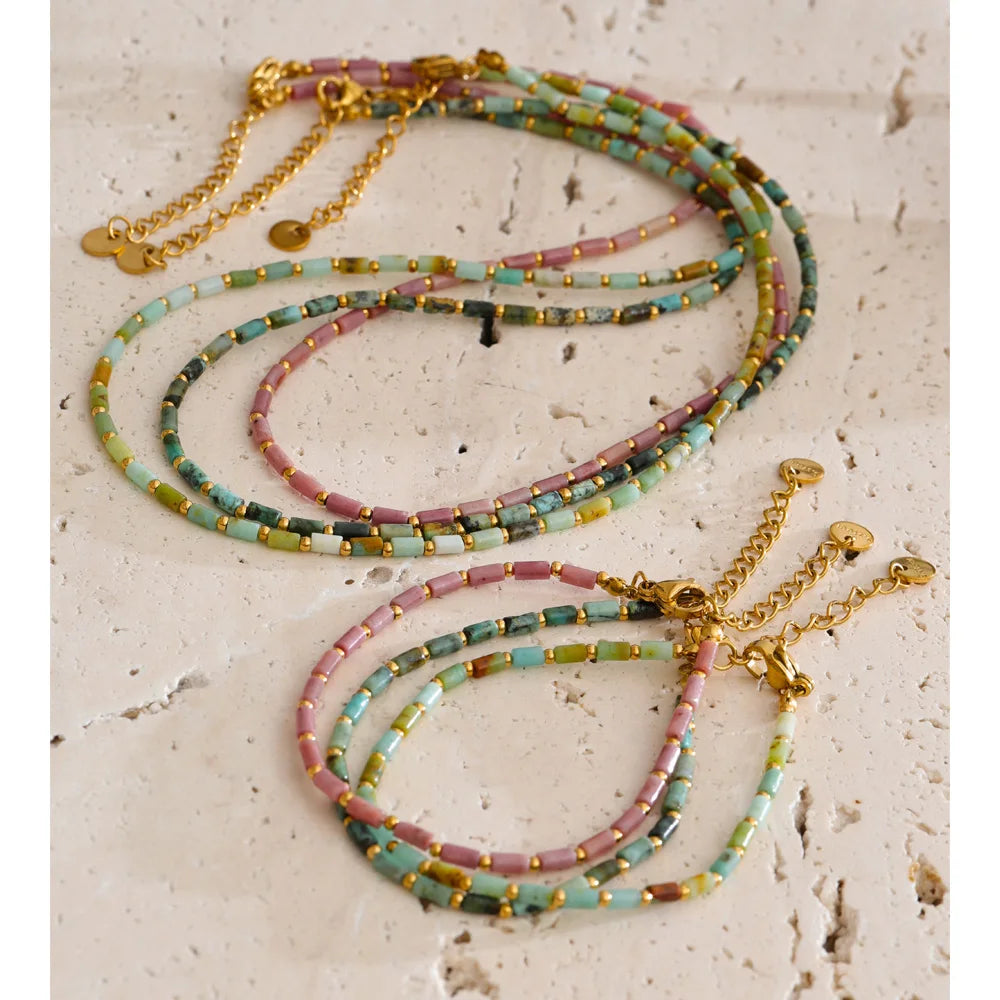 Natural stone beaded geometric necklace in gold-plated stainless steel with natural stone.