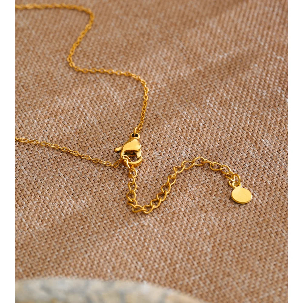 Heart geometric necklace in gold-plated stainless steel.