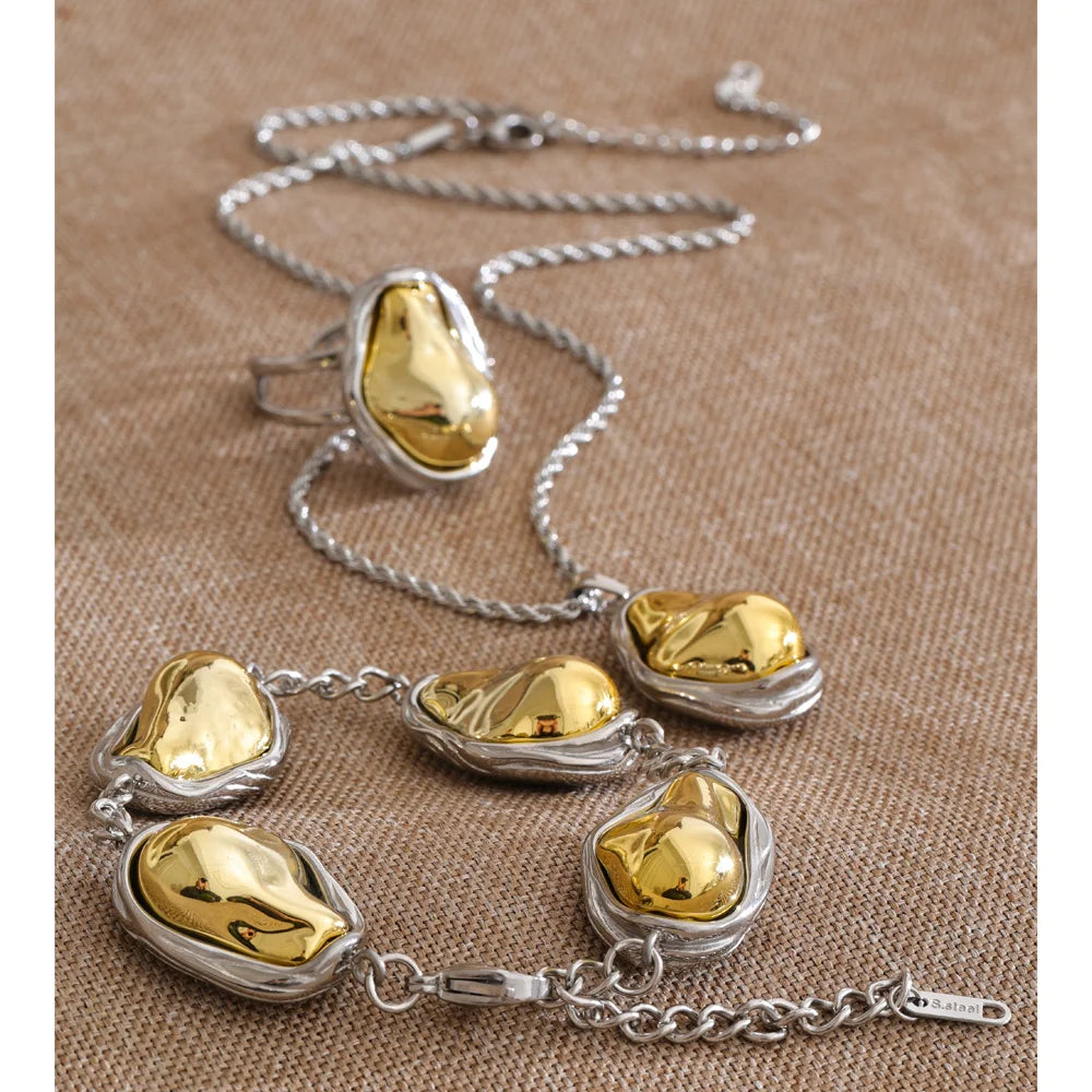 Pearl beaded geometric necklace in gold-plated stainless steel with pearl.