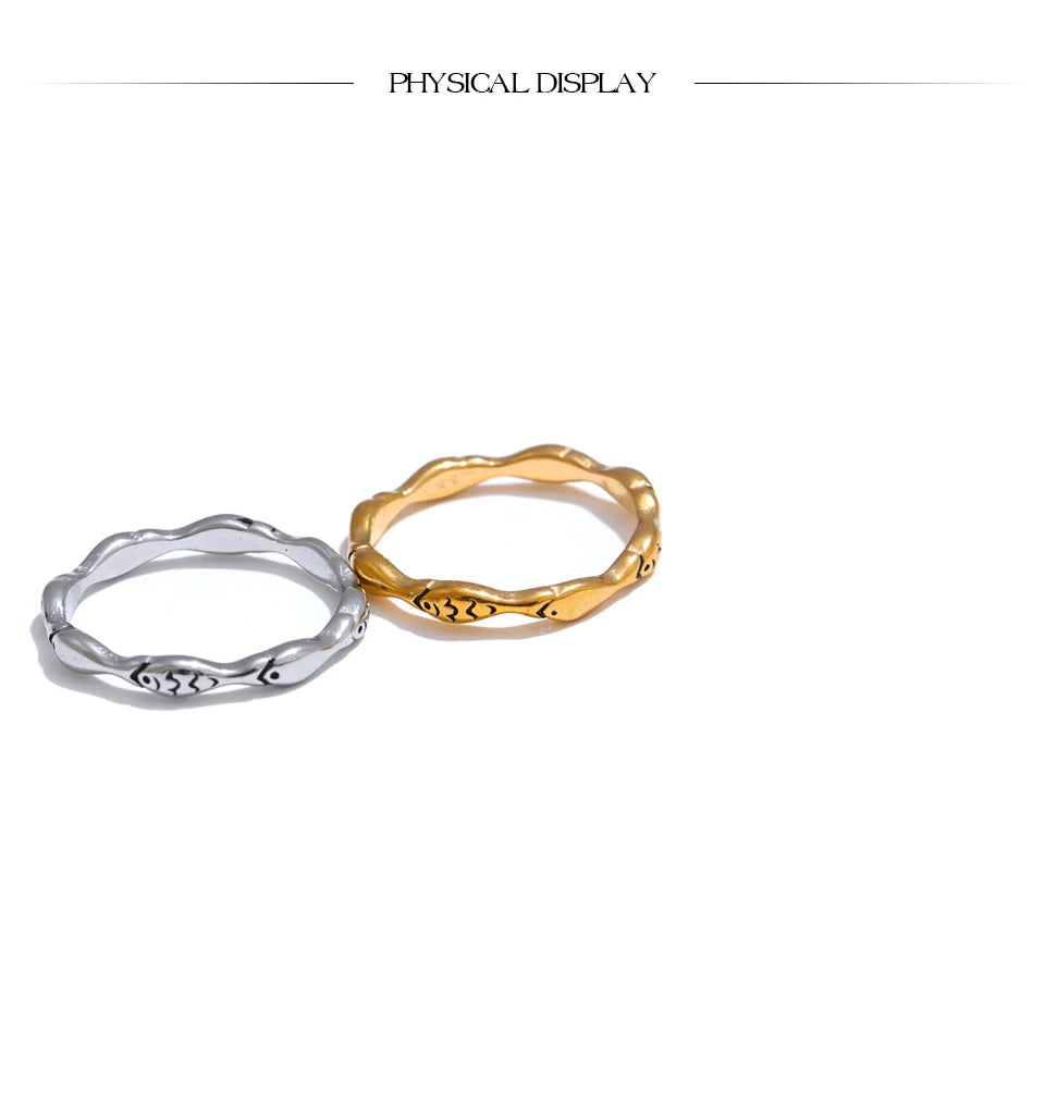 Minimalist geometric ring in 18K gold-plated stainless steel.