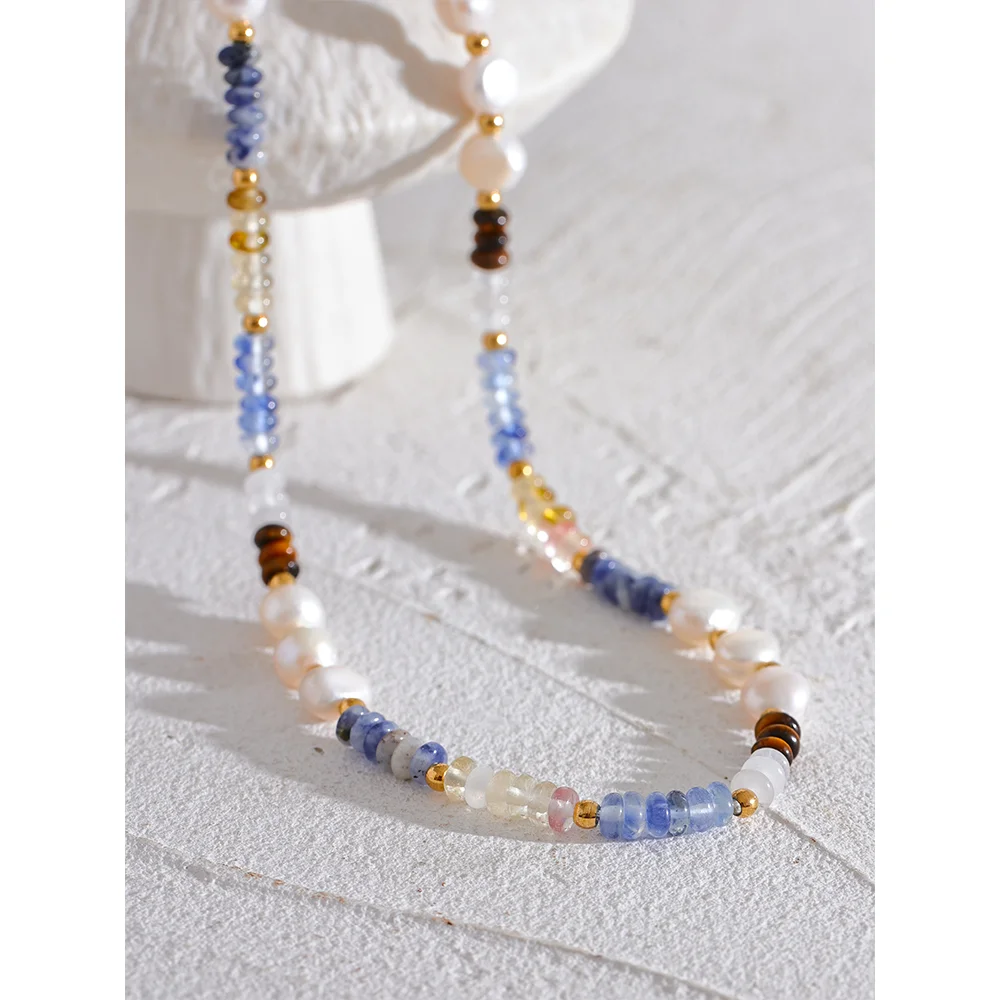 Freshwater pearl natural stone beaded necklace in gold-plated stainless steel with freshwater pearl and natural stone.