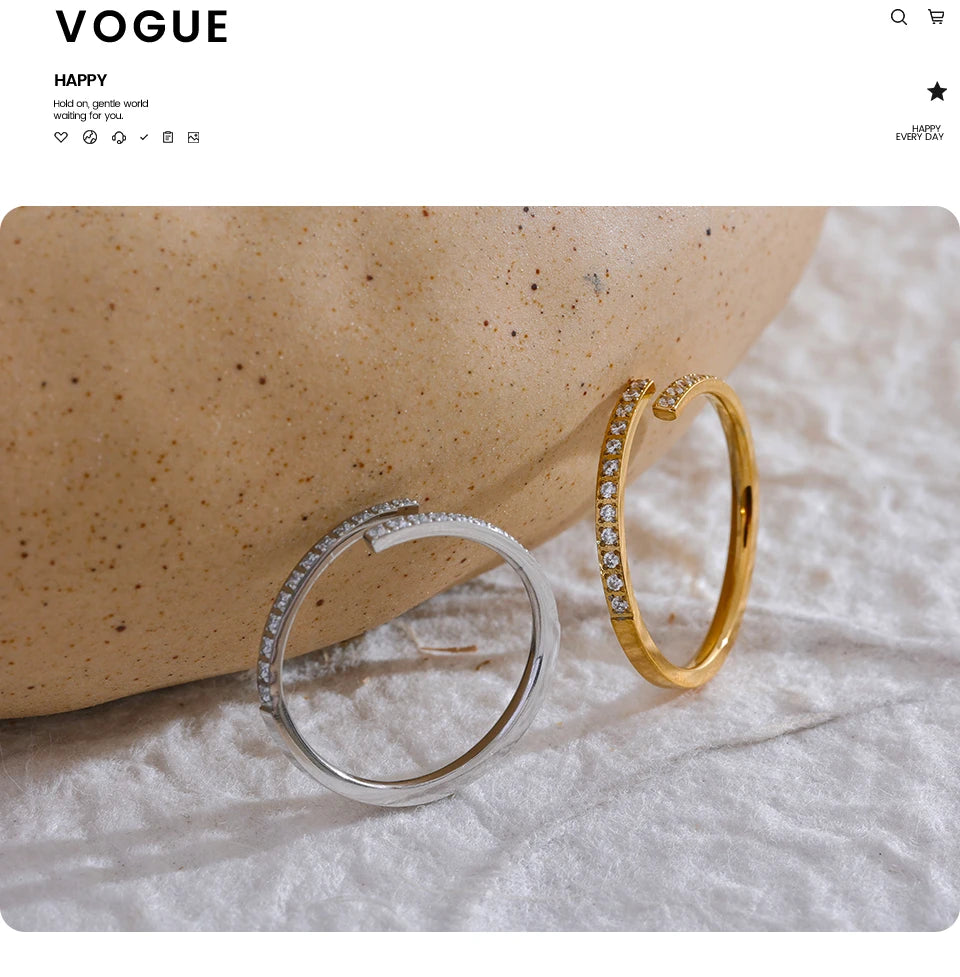 Cubic zirconia minimalist geometric ring in gold-plated stainless steel with cubic zirconia.
