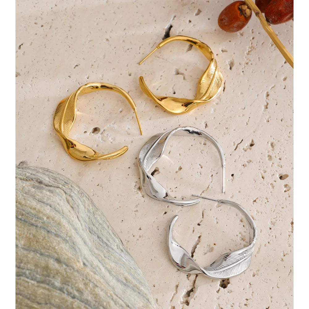 Geometric earrings in gold-plated stainless steel.