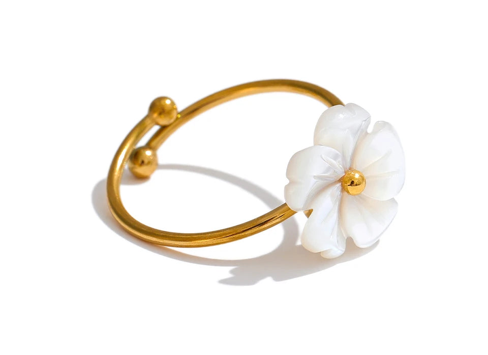 Shell flower geometric ring in 18K gold-plated stainless steel with shell.