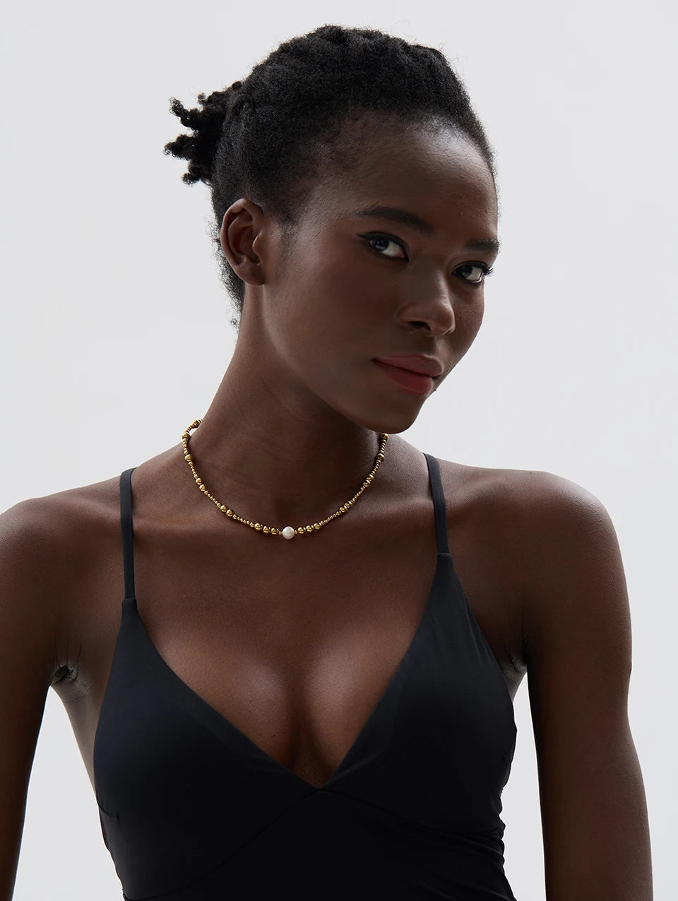Freshwater pearl geometric necklace in 18K gold-plated stainless steel with freshwater pearl.