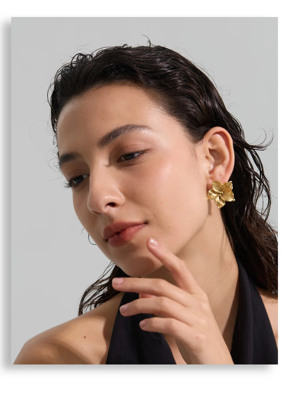 Flower earrings in gold-plated stainless steel.