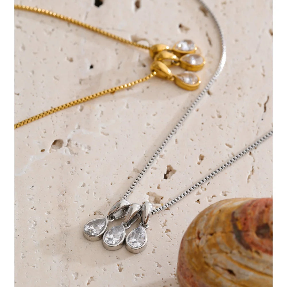 Cubic zirconia geometric necklace in gold-plated stainless steel with cubic zirconia.