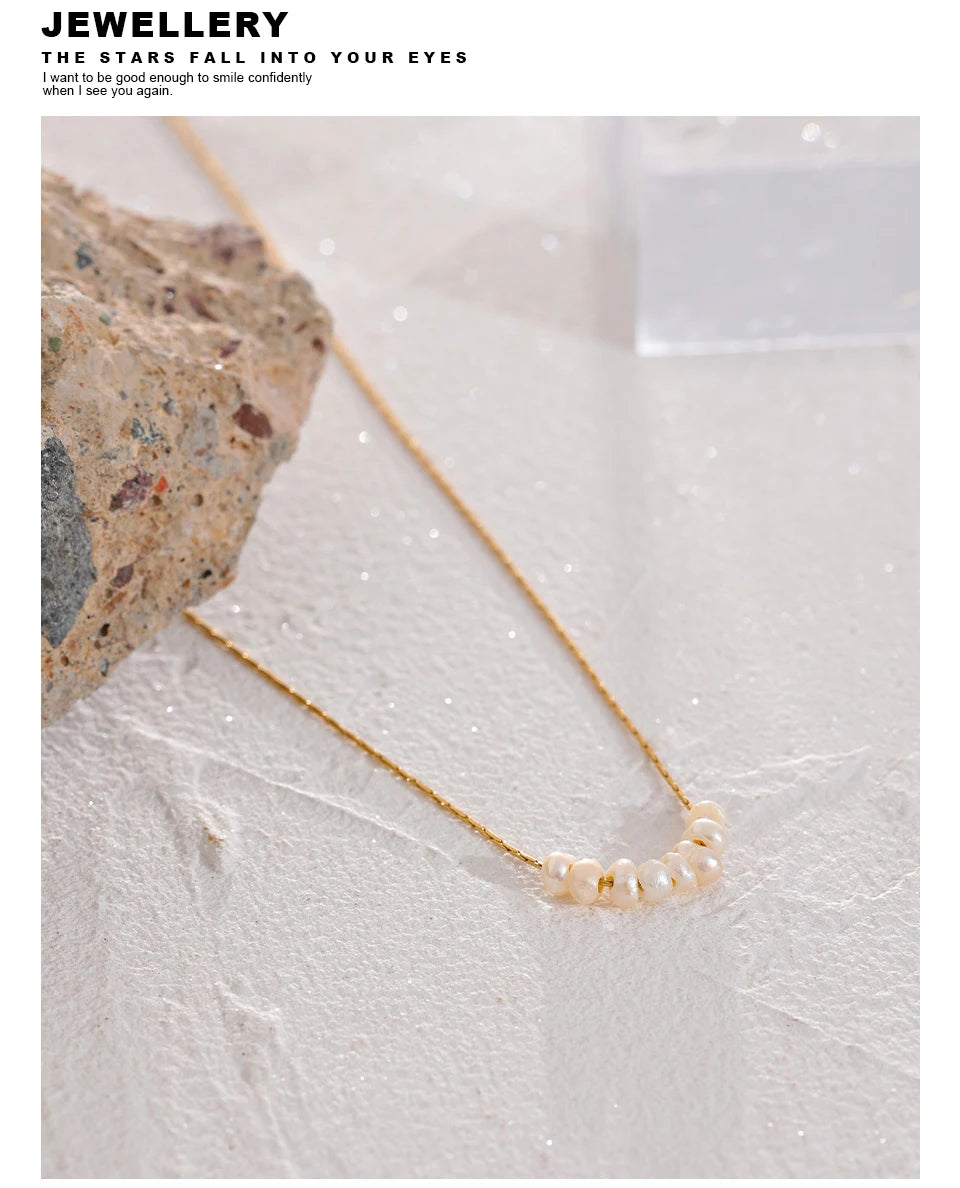 Freshwater pearl geometric necklace in gold-plated stainless steel with freshwater pearl.