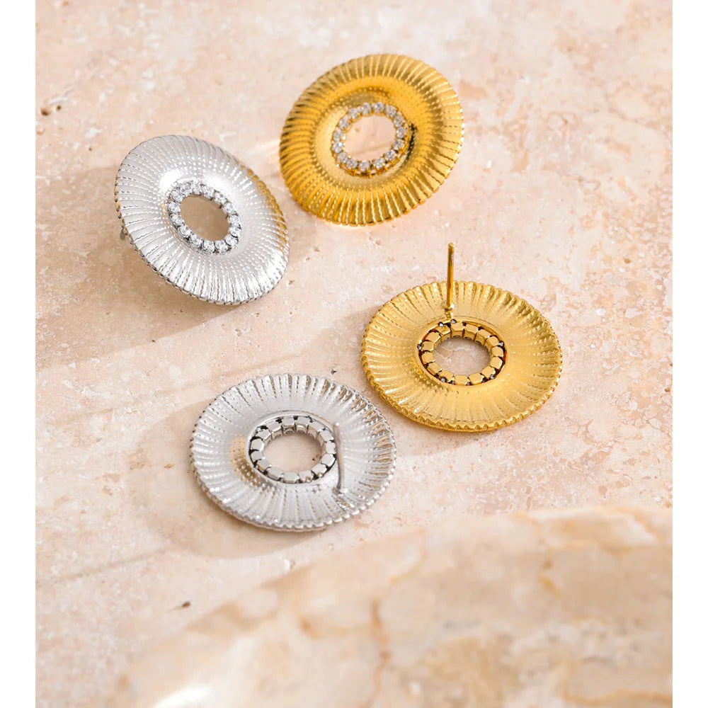Cubic zirconia geometric earrings in gold-plated stainless steel with cubic zirconia.