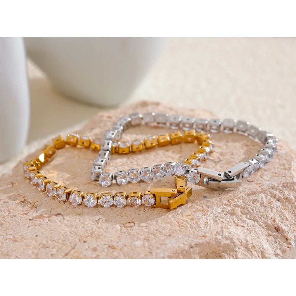 Cubic zirconia geometric chain necklace in gold-plated stainless steel with cubic zirconia.