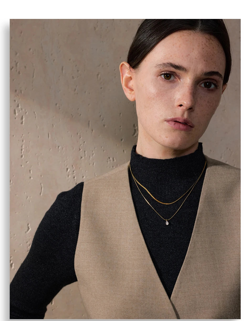 Cubic zirconia snake geometric necklace in gold-plated stainless steel with cubic zirconia.