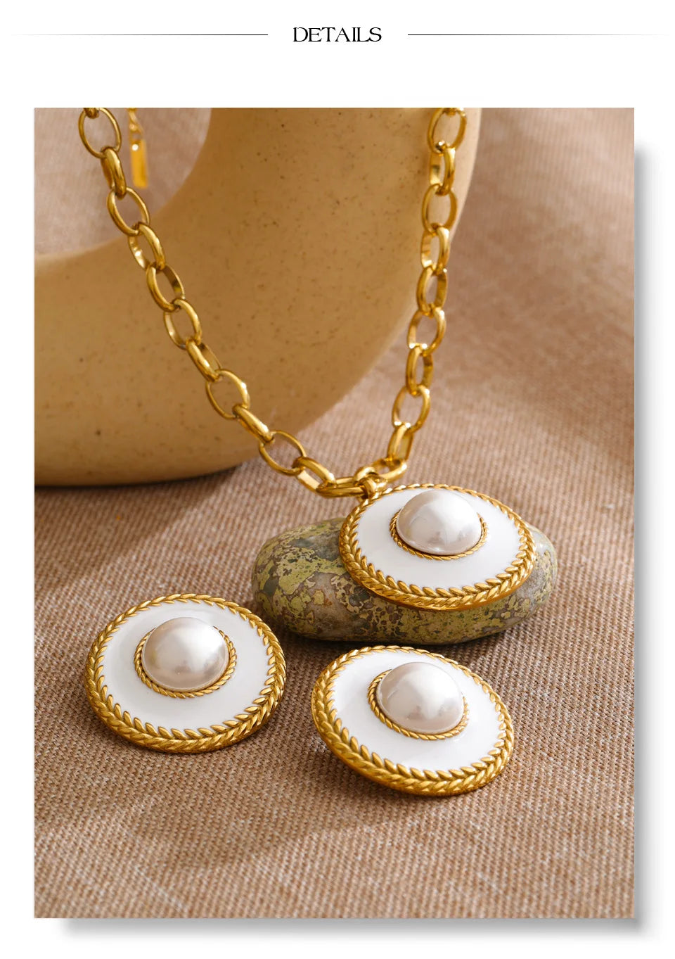 Pearl coin geometric earrings in gold-plated stainless steel with pearl.