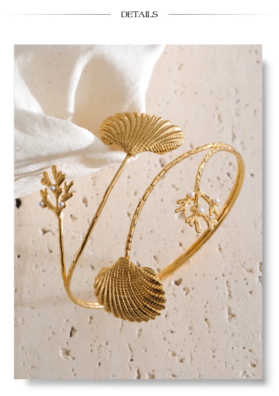 Shell geometric bracelet in gold-plated stainless steel with shell.