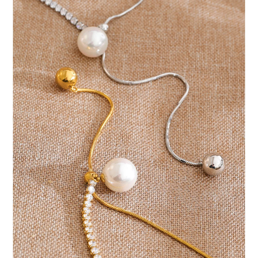 Cubic zirconia pearl geometric necklace in gold-plated stainless steel with pearl and cubic zirconia.