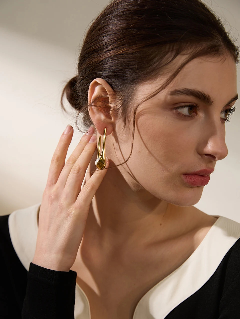 Pearl minimalist geometric earrings in gold-plated stainless steel with pearl.