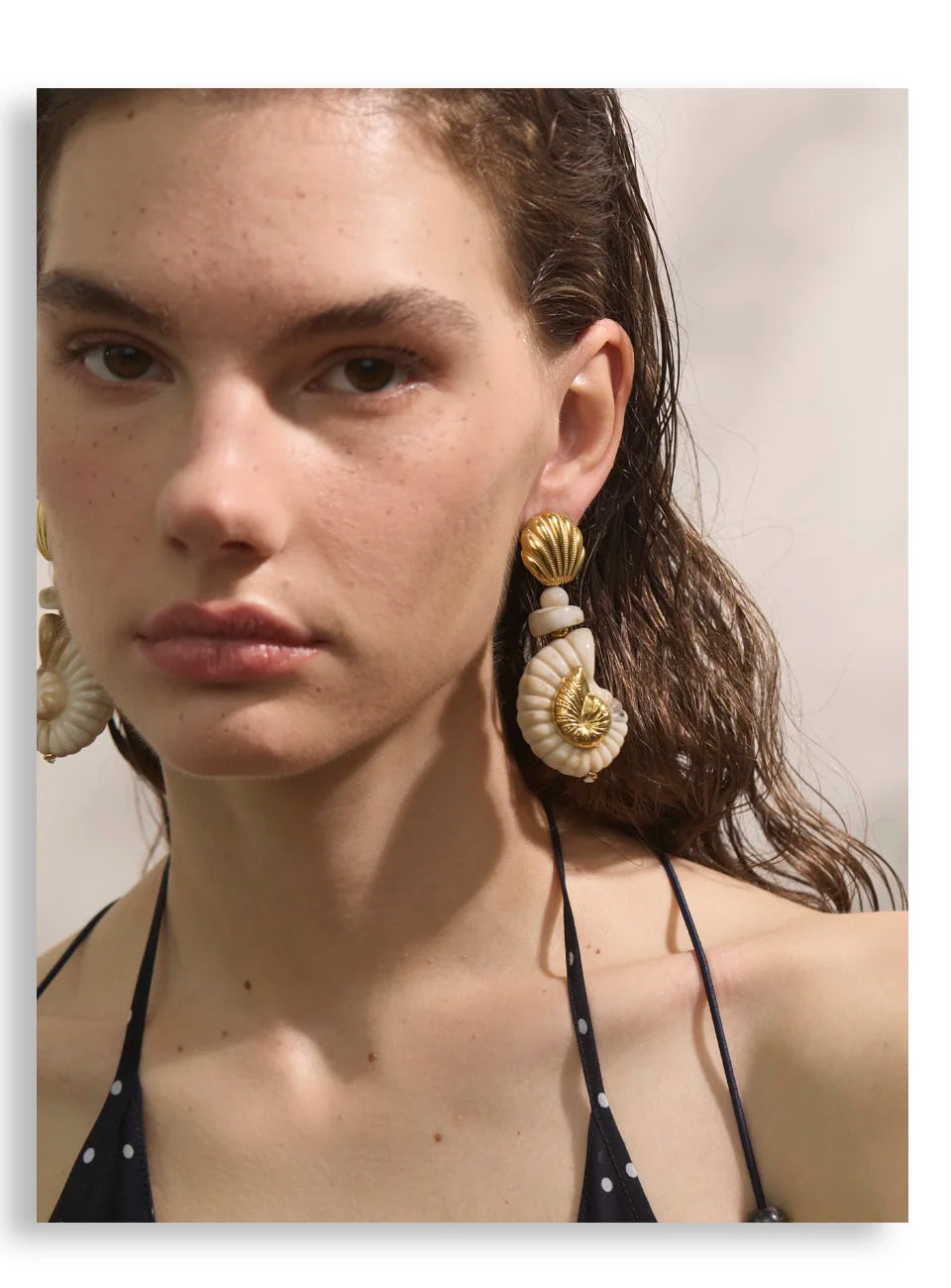 Shell resin geometric earrings in gold-plated stainless steel with shell and resin.