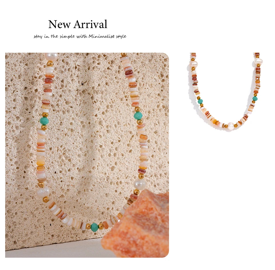 Freshwater pearl natural stone beaded necklace in gold-plated stainless steel with freshwater pearl and natural stone.
