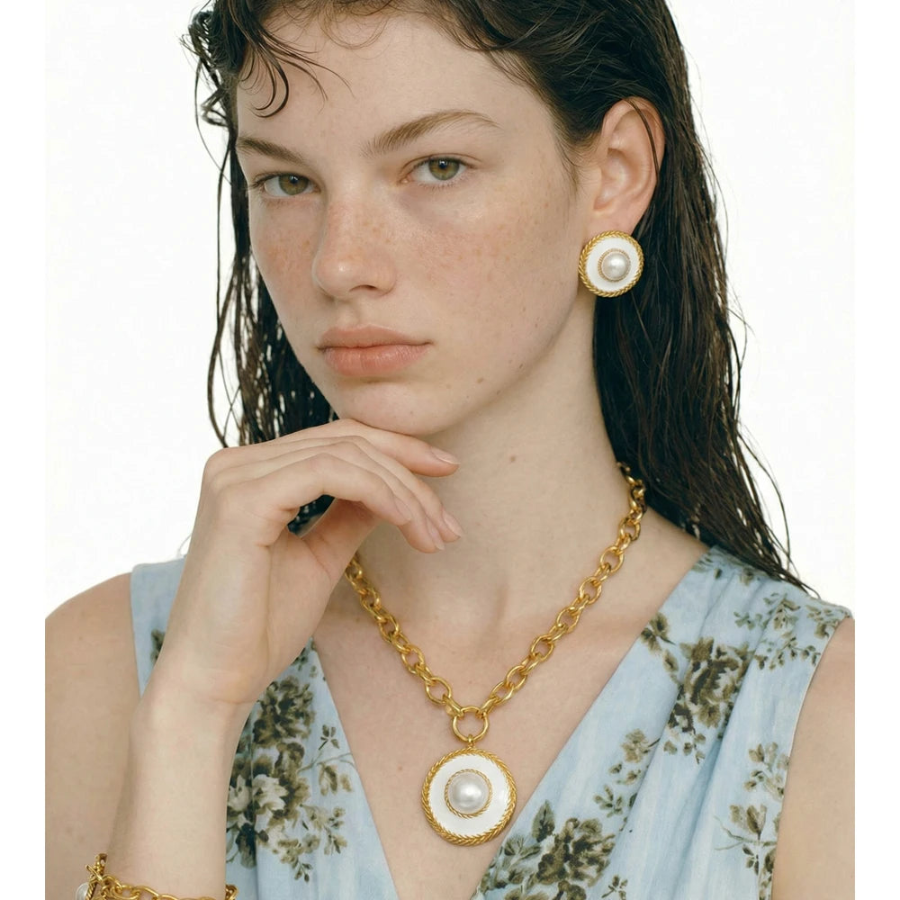 Pearl coin geometric earrings in gold-plated stainless steel with pearl.