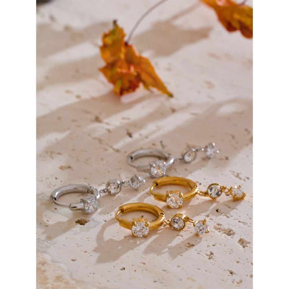 Cubic zirconia geometric earrings in gold-plated stainless steel with cubic zirconia.