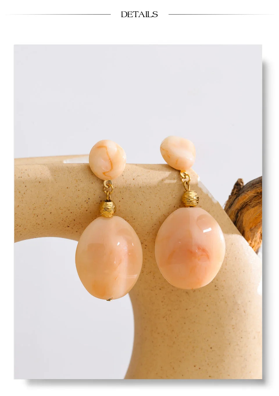 Resin geometric earrings in gold-plated stainless steel with resin.