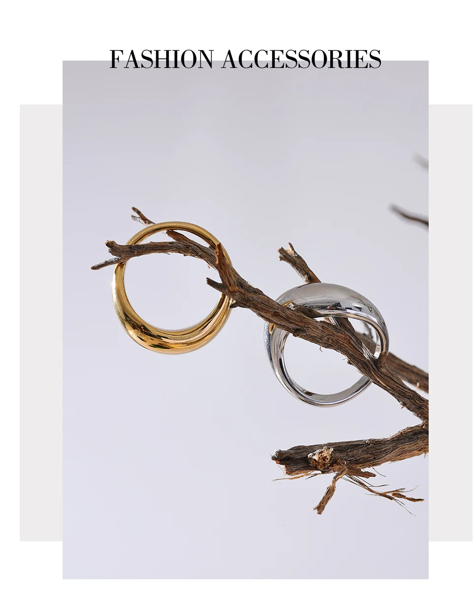 Minimalist geometric ring in gold-plated stainless steel.