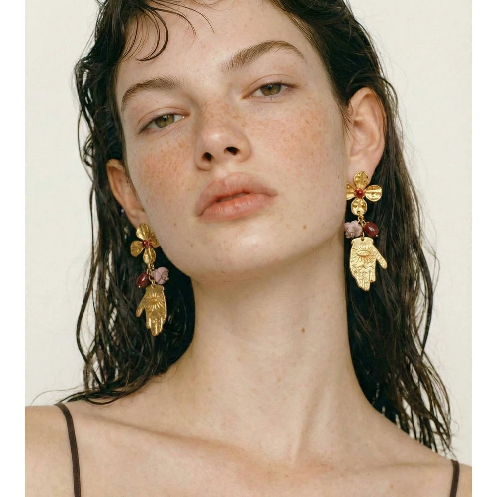 Flower earrings in gold-plated stainless steel.