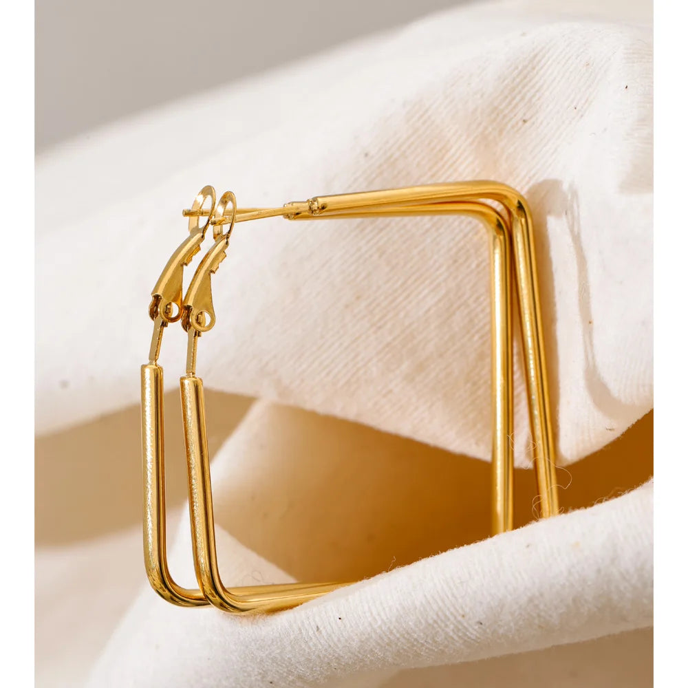 Geometric earrings in gold-plated stainless steel.