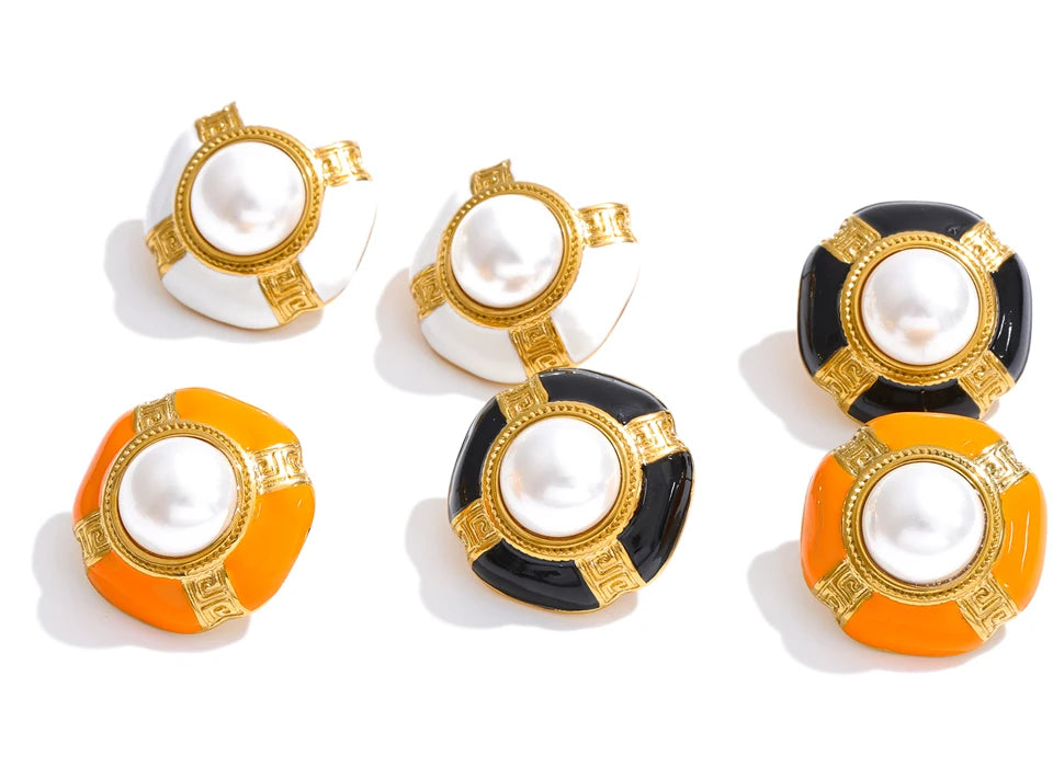 Pearl enamel geometric earrings in gold-plated stainless steel with pearl and enamel.