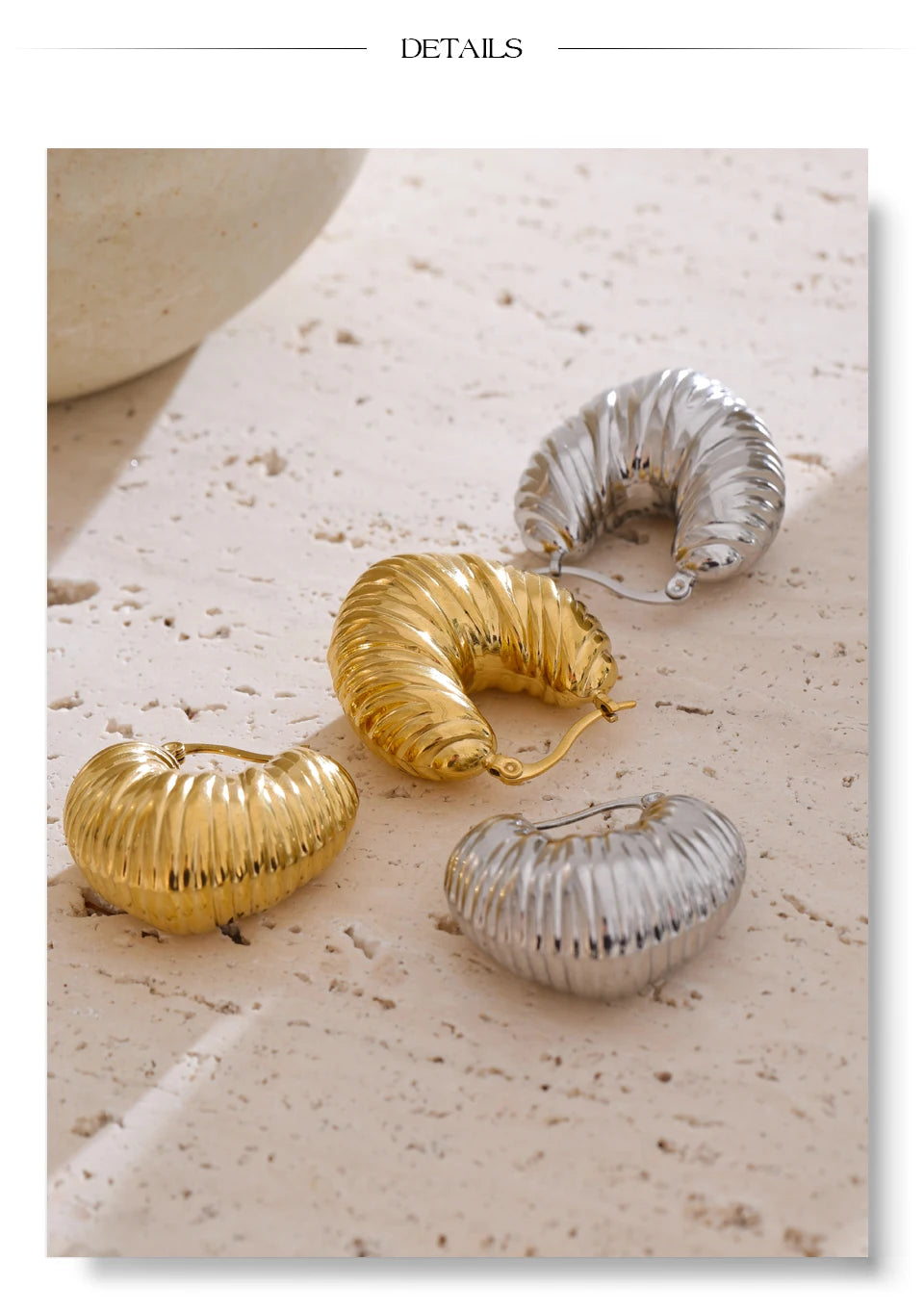 Geometric earrings in gold-plated stainless steel.