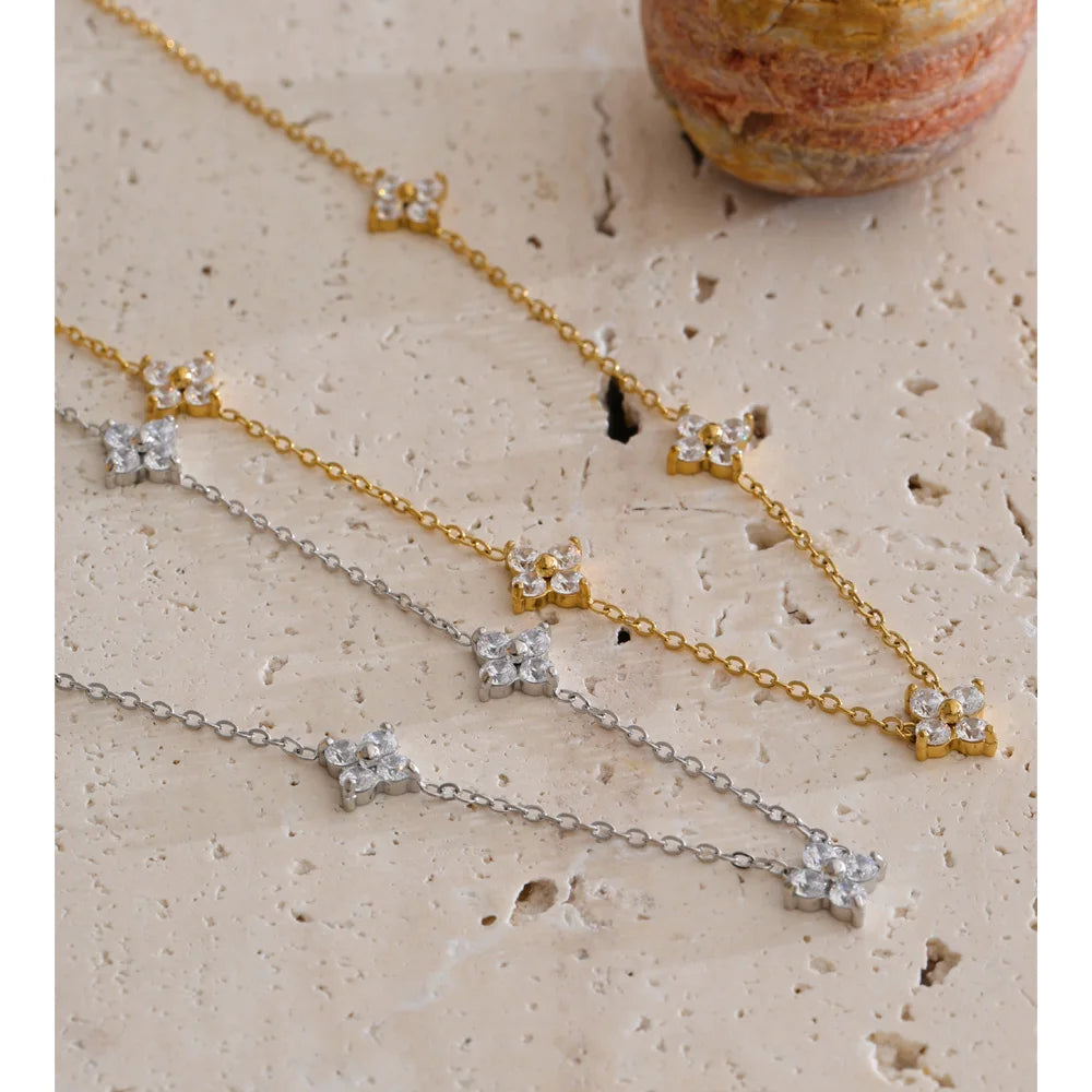 Cubic zirconia flower chain necklace in gold-plated stainless steel with cubic zirconia.