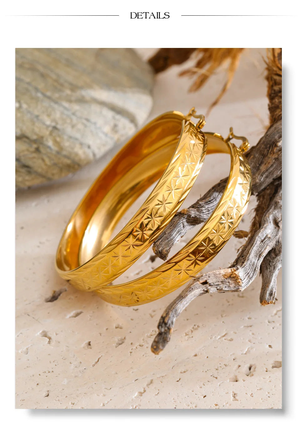 Geometric earrings in gold-plated stainless steel.