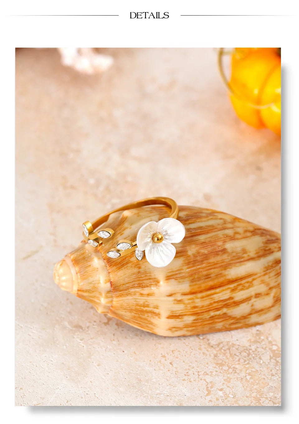 Cubic zirconia resin flower ring in 18K gold-plated stainless steel with cubic zirconia and resin.