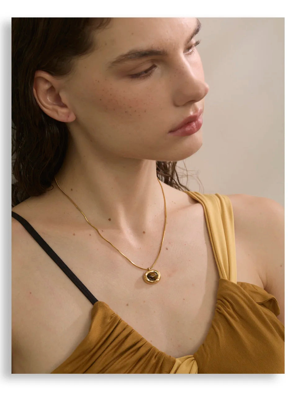 Natural stone geometric necklace in gold-plated stainless steel with natural stone.