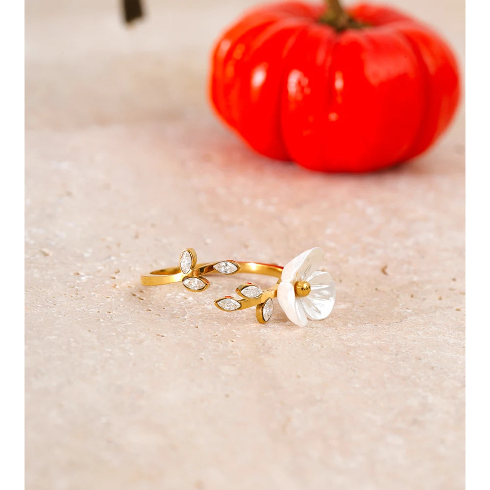 Cubic zirconia resin flower ring in 18K gold-plated stainless steel with cubic zirconia and resin.