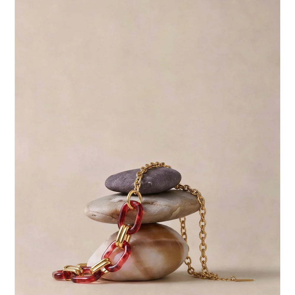 Resin geometric chain necklace in gold-plated stainless steel with resin.