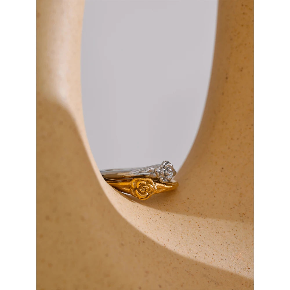 Flower geometric ring in 18K gold-plated stainless steel.