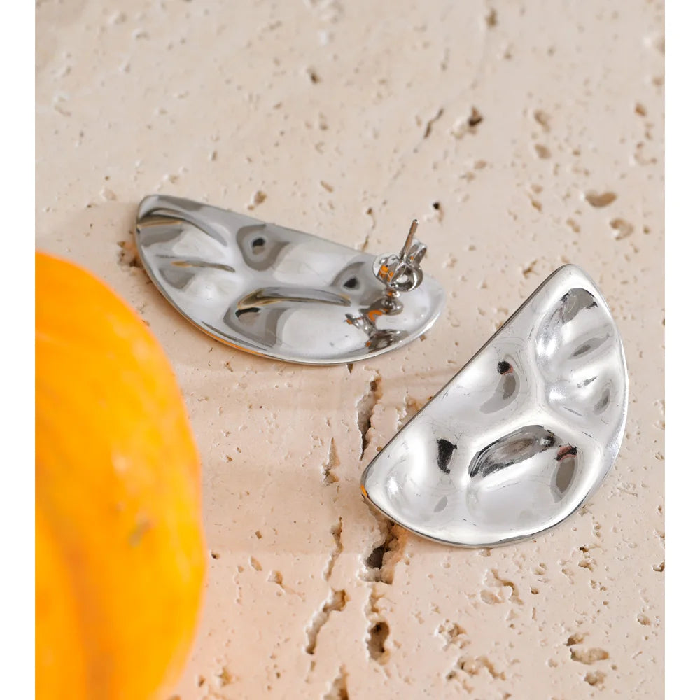 Hammered geometric earrings in gold-plated stainless steel.