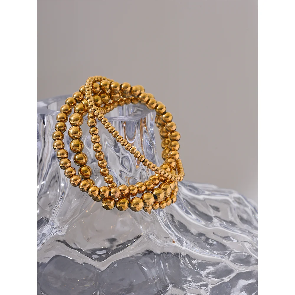 Beaded geometric bracelet in gold-plated stainless steel.