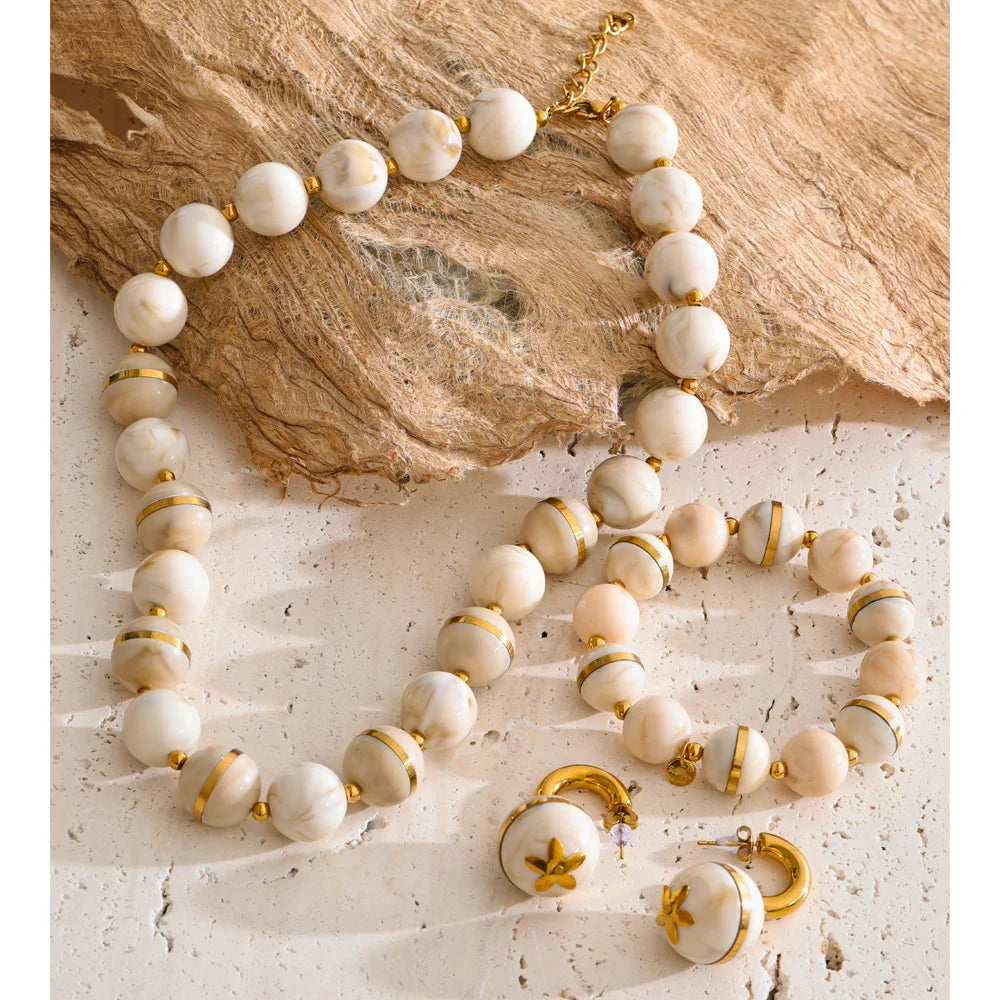 Resin acrylic beaded earrings in gold-plated stainless steel with resin and acrylic.