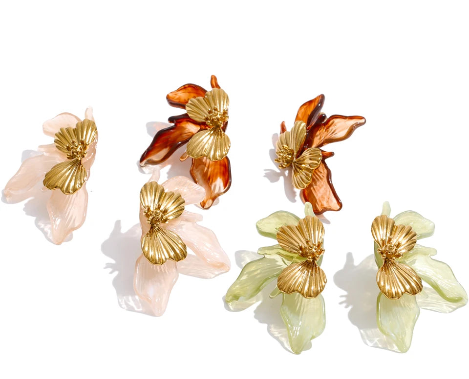 Resin acrylic earrings in gold-plated stainless steel with resin and acrylic.