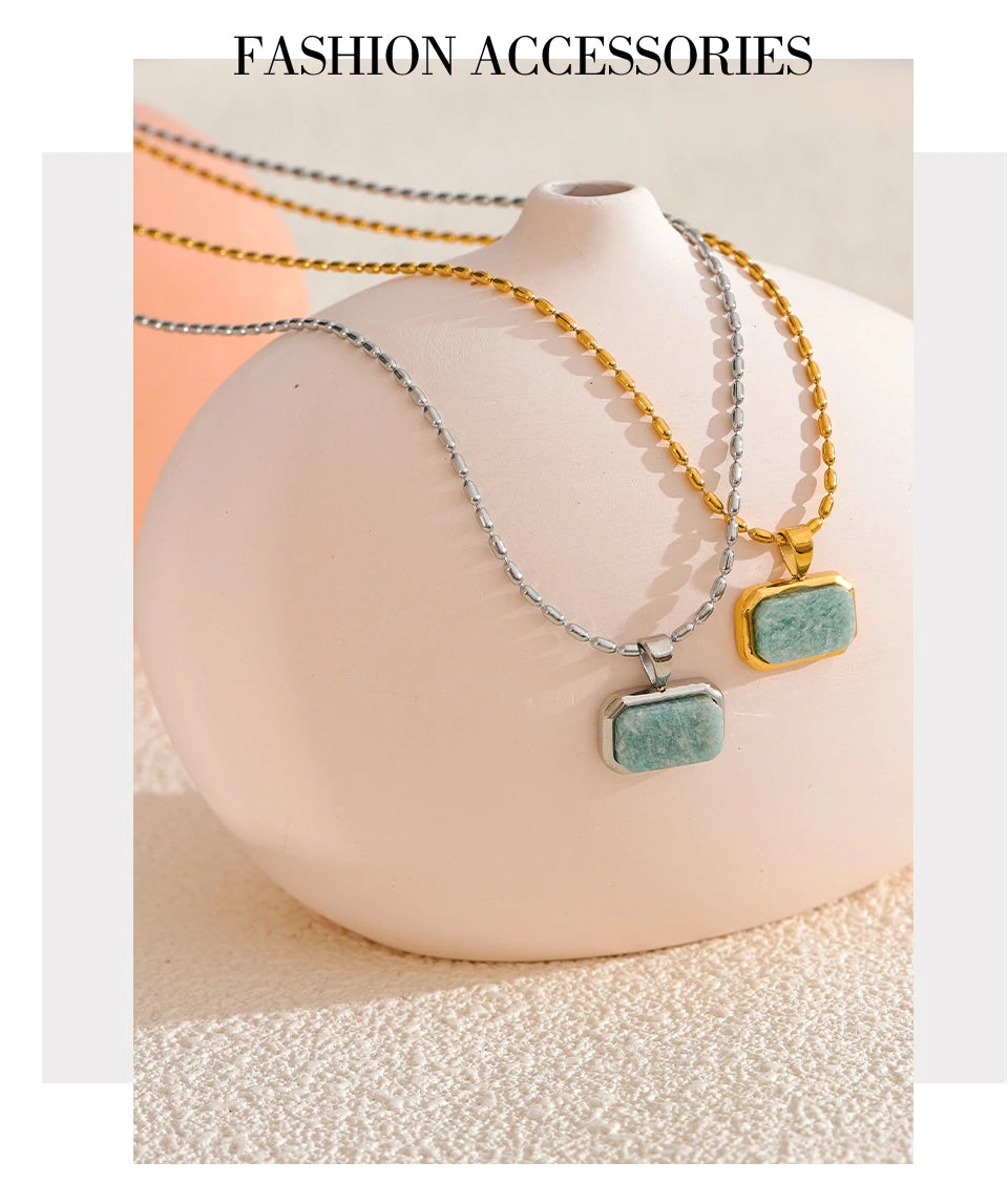 Natural stone geometric necklace in gold-plated stainless steel with natural stone.