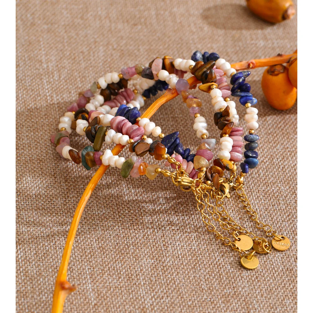 Freshwater pearl natural stone beaded necklace in gold-plated stainless steel with freshwater pearl and natural stone.