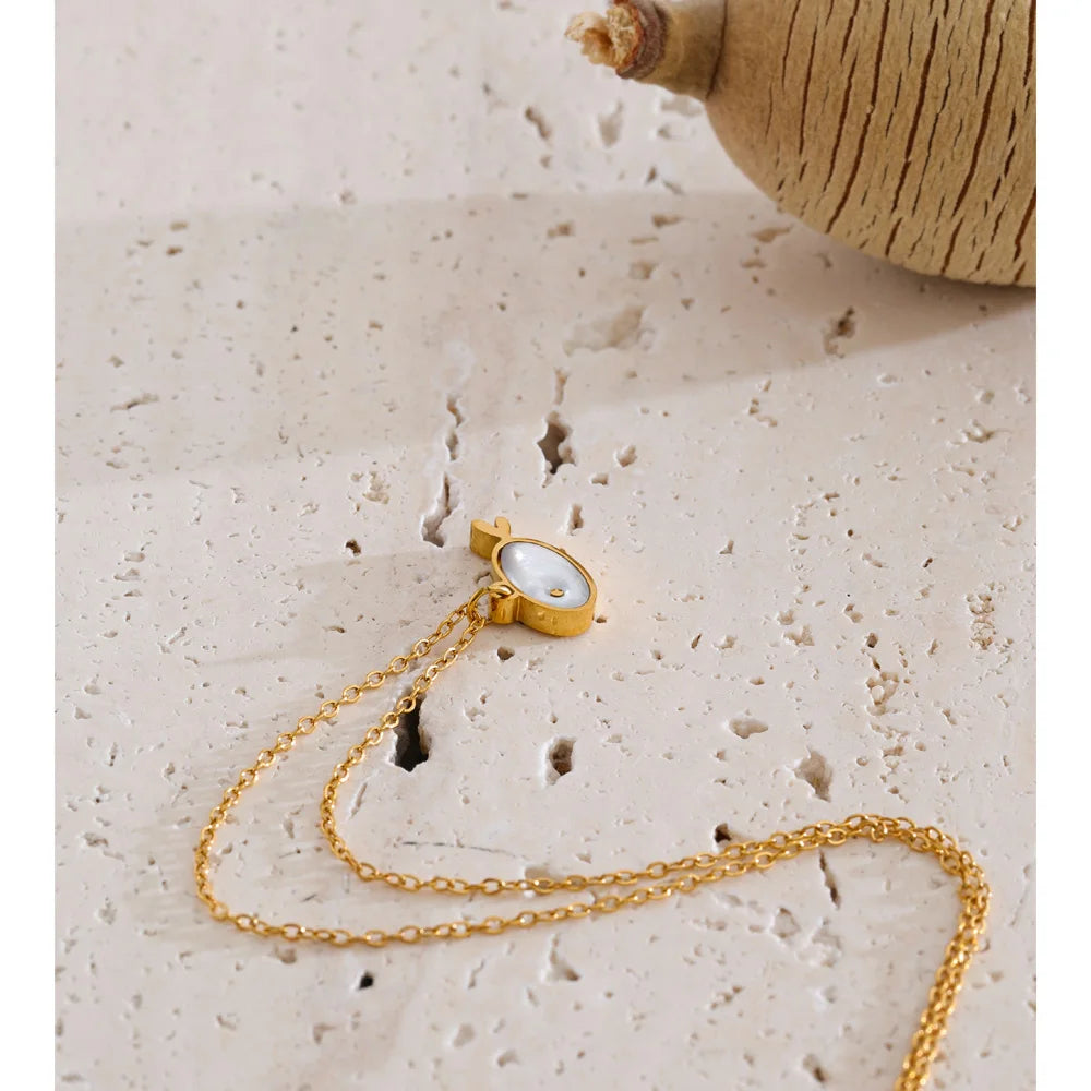 Shell geometric necklace in gold-plated stainless steel with shell.